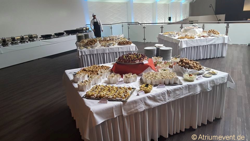 Großes Catering-Buffet mit Fingerfood und Vorspeisen – Atrium Eventlocation Vielfältiges Catering-Buffet mit Fingerfood, Vorspeisen und Snacks in der Eventlocation Atrium