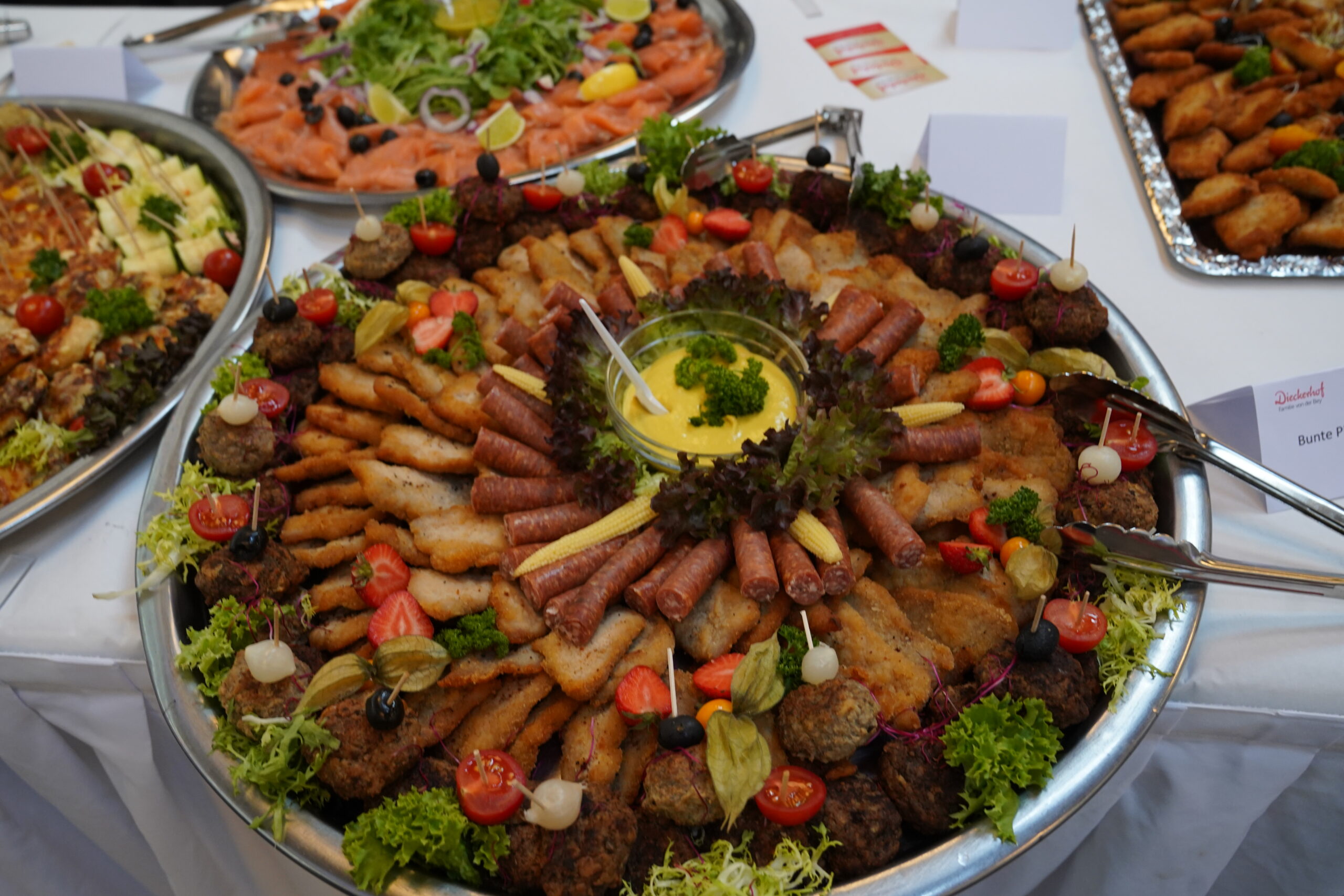Catering Buffet mit Grillspießen und Gemüse – Eventlocation Atrium