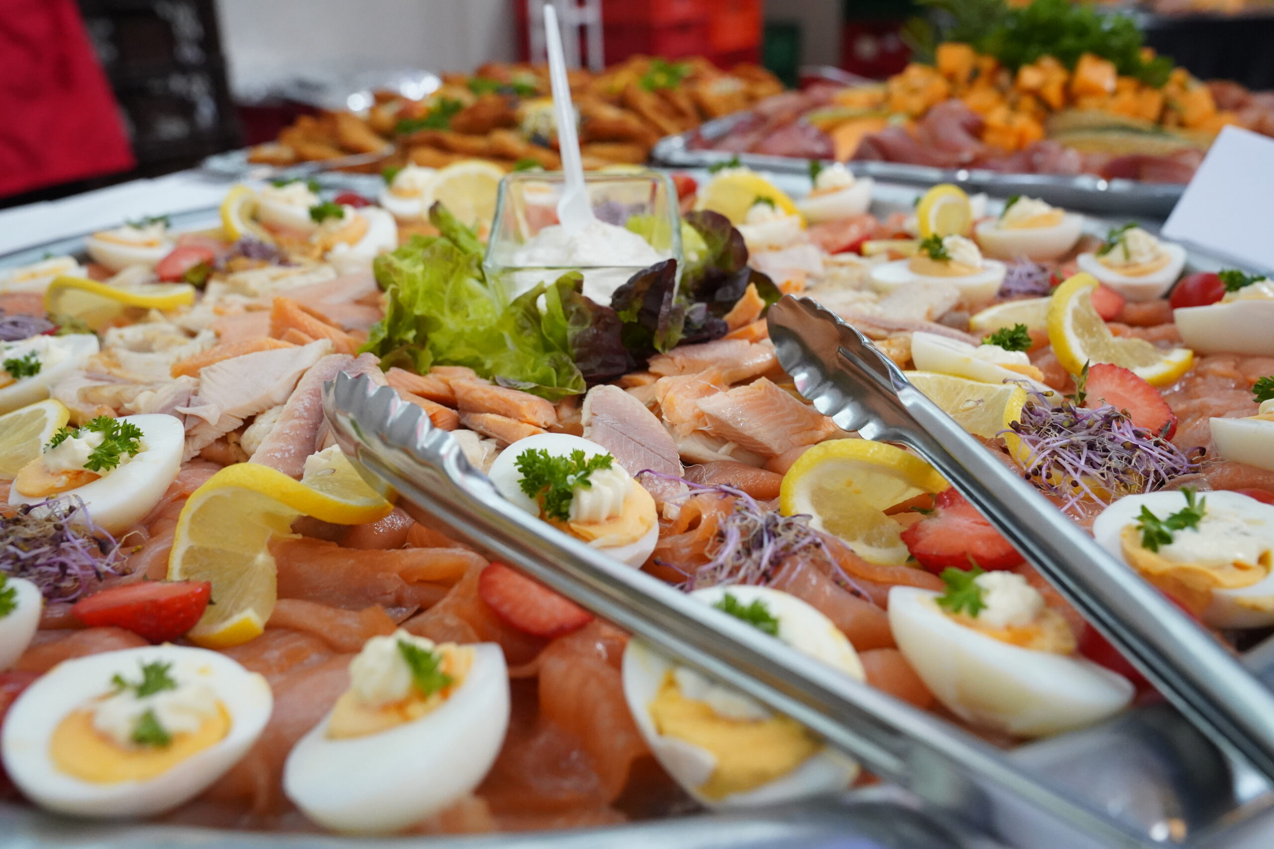 Fischplatte Catering mit Lachs, Garnelen und Eiern