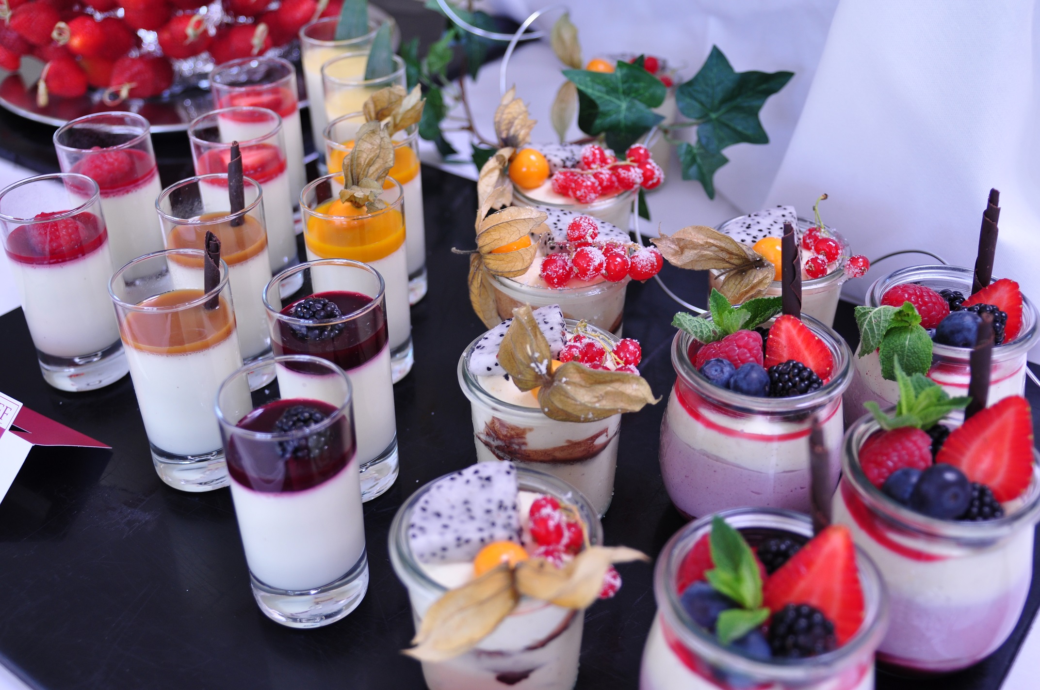 Dessert Catering mit frischen Früchten und Cremevariationen