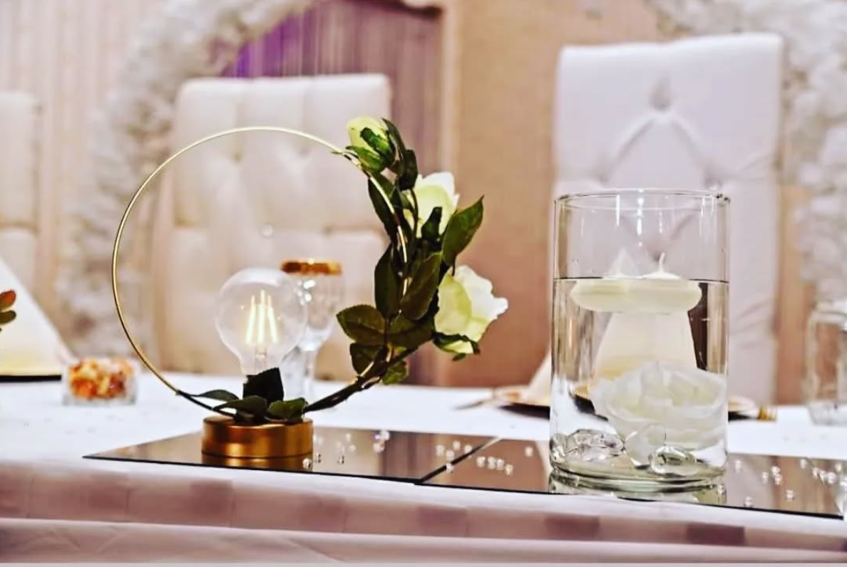 Hochzeitsdekoration mit Kerze und stilvoller Tischdeko – Eventlocation Atrium