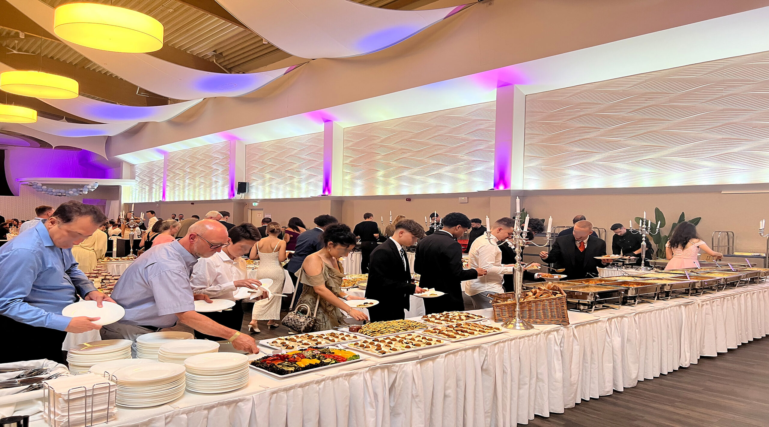 Exklusives Buffet in der Eventlocation Atrium Gäste bedienen sich am festlich gedeckten Buffet in der Eventlocation Atrium mit stilvoller Atmosphäre