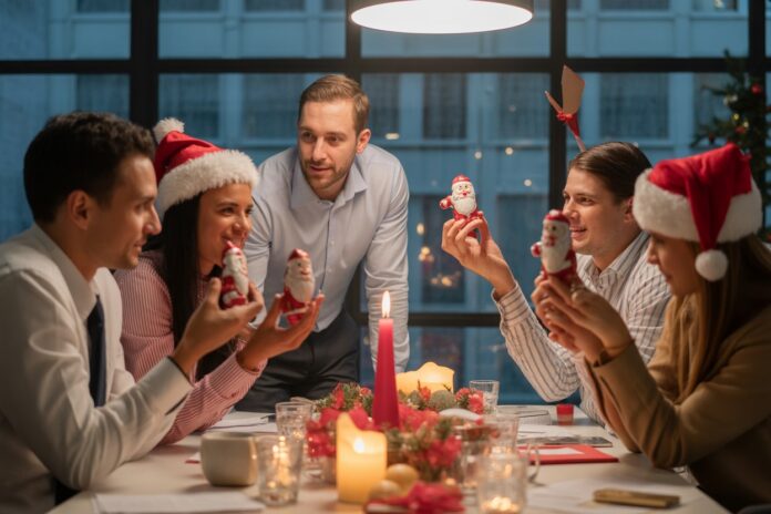 Klein gefeiert, groß gedacht: Warum die Nikolausfeier fürs Unternehmen mehr bringt als Schokolade – und Knecht Ruprecht dabei charmant den Ton angibt. Team bei einer Nikolausfeier im Büro mit kleinen Geschenken, Deko und festlicher Stimmung